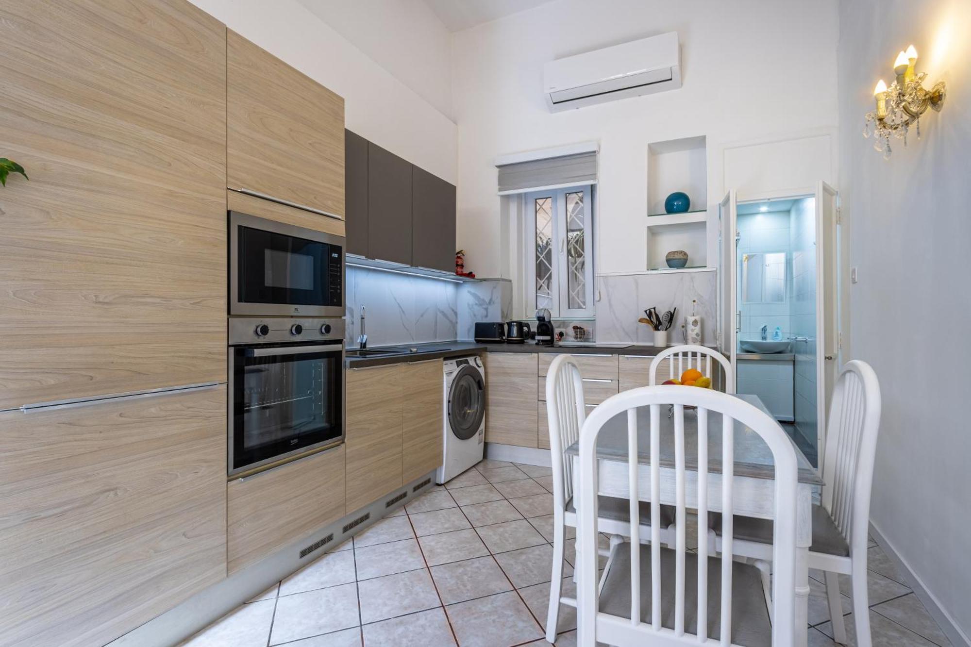 Cozy Carisma Lodging - Central, New And Independent Studio Apartment 슬리에마 외부 사진